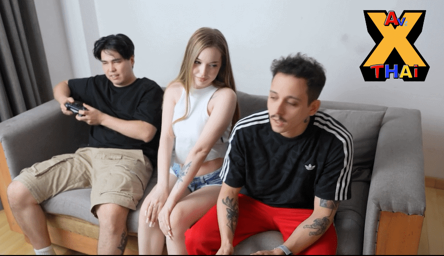 หนังโป้ฝรั่ง แฟนเล่นเกมไม่สนใจ A Cuckold Husband Lost His Wife To FIFA To His Best Friend! – Jenny Kitty